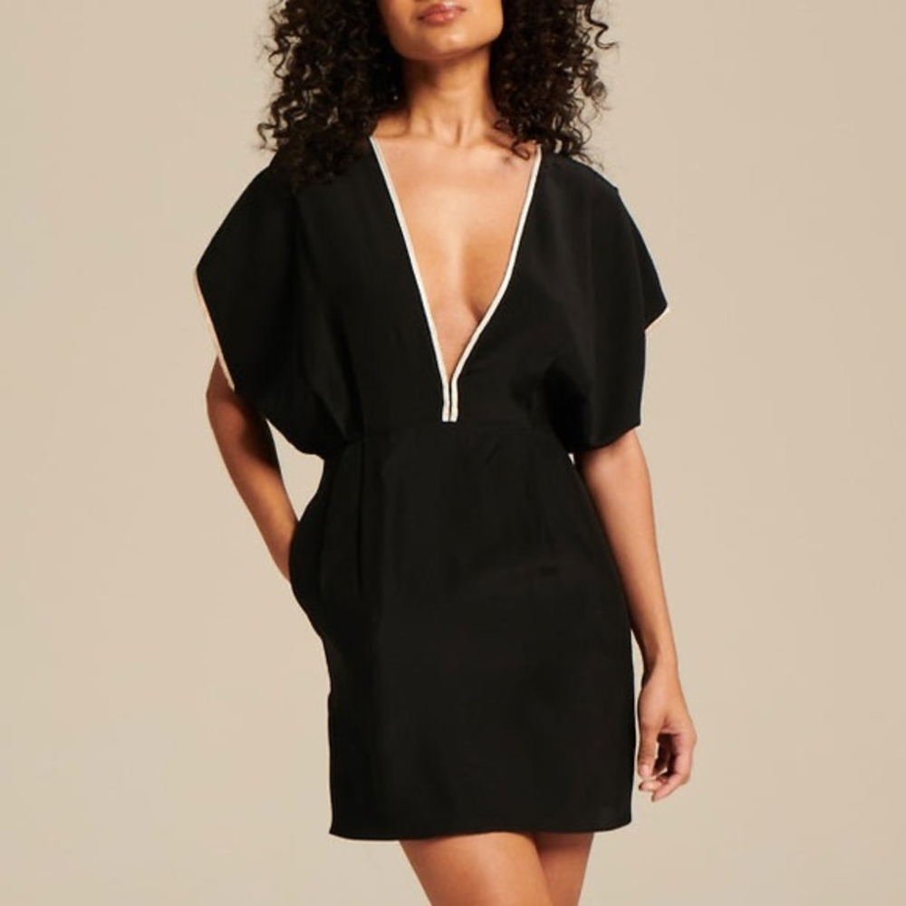 Kiki de Montparnasse
Silk V-Neck‎ Minidress